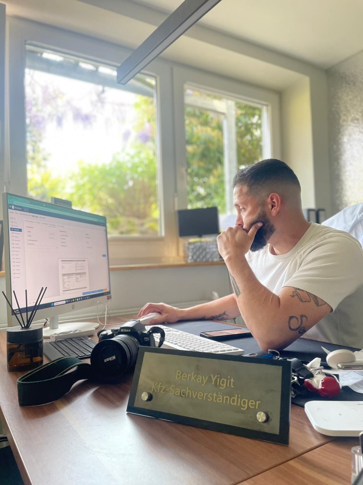 Berkay Yigit · KFZ-Sachverständiger am Arbeitsplatz