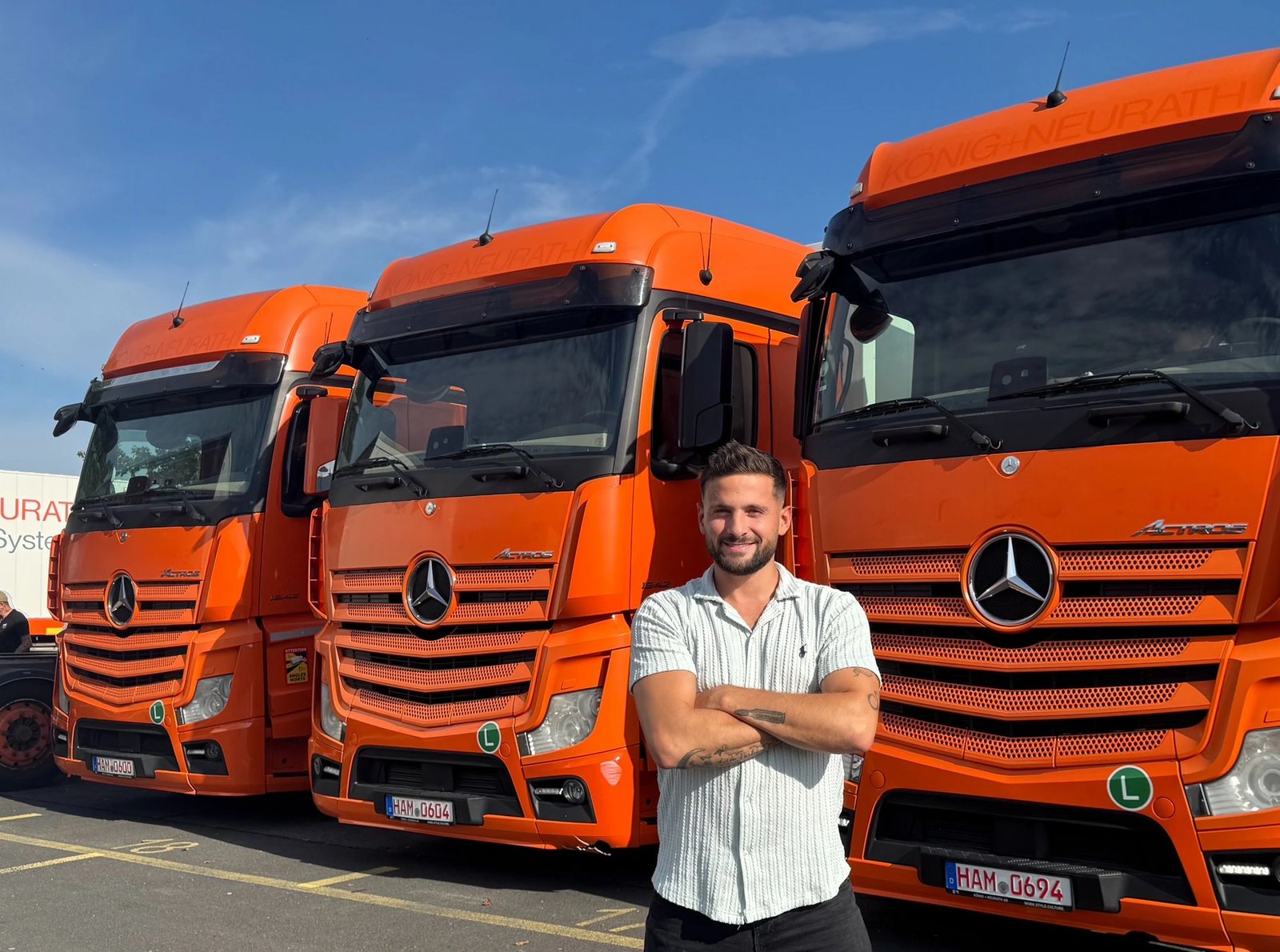 Berkay Yigit vor Mercedes Actros LKWs — Kaufberatung & Überführung